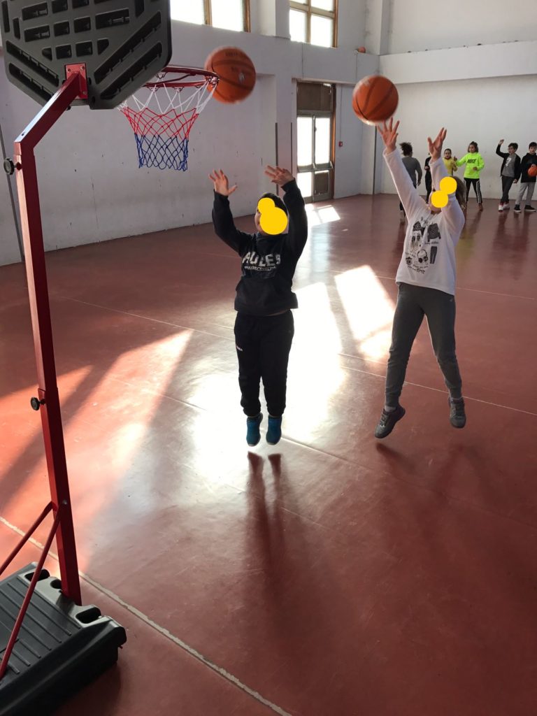 Donate le attrezzature sportive alla scuola!