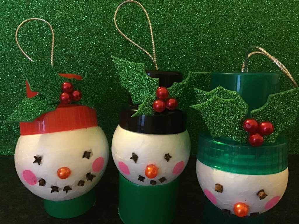 Buon Natale con il Laboratorio di idee e riciclo creativo di tappi di plastica