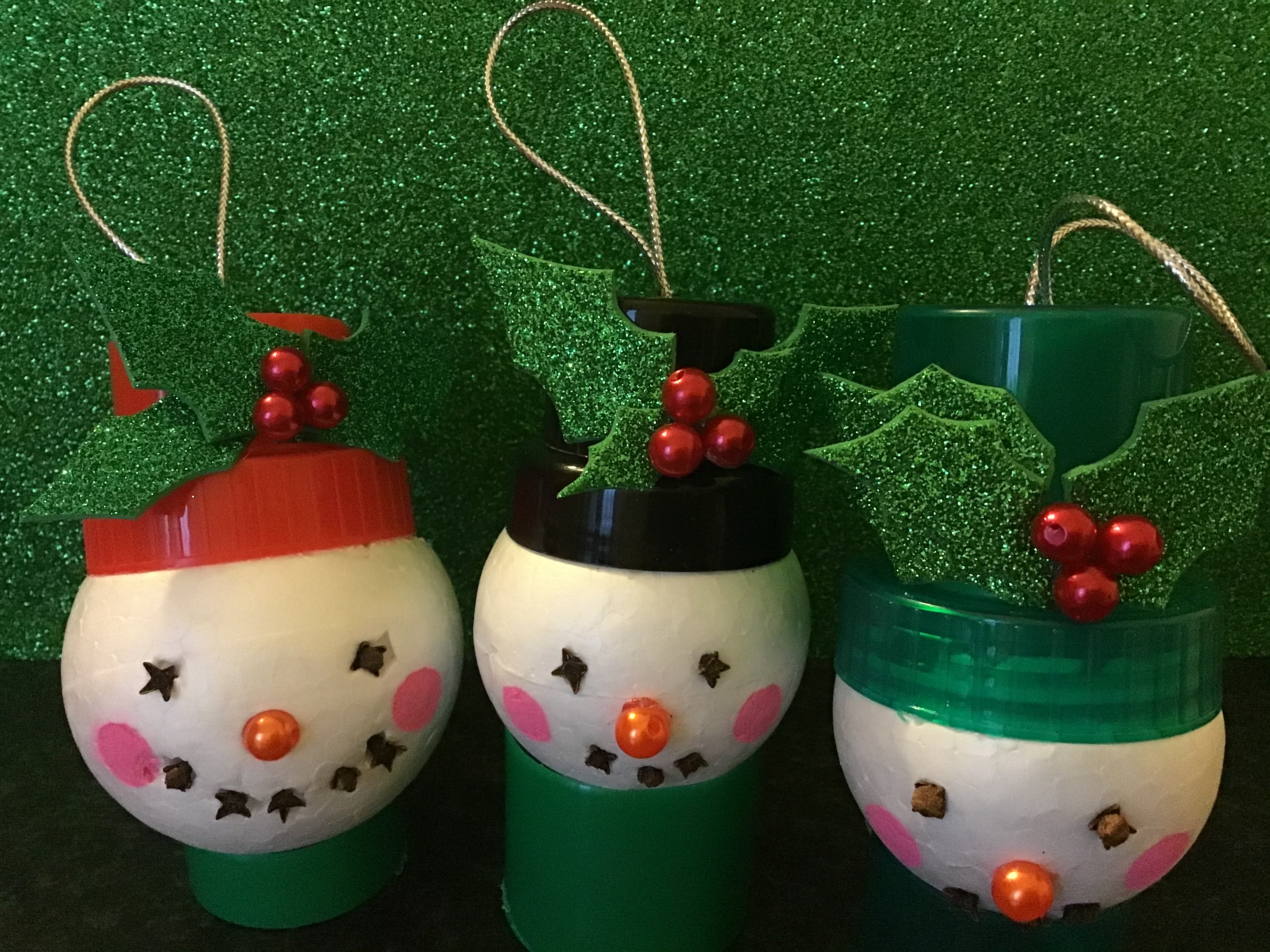 Buon Natale con il Laboratorio di idee e riciclo creativo di tappi di plastica